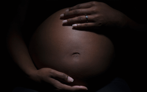femme noire enceinte