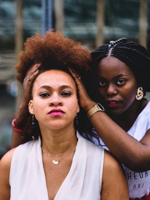 femme noire afro rousse